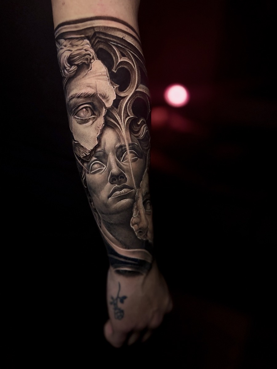 Tatuaje realismo black and grey terminado, piel sanada, Viña del Mar