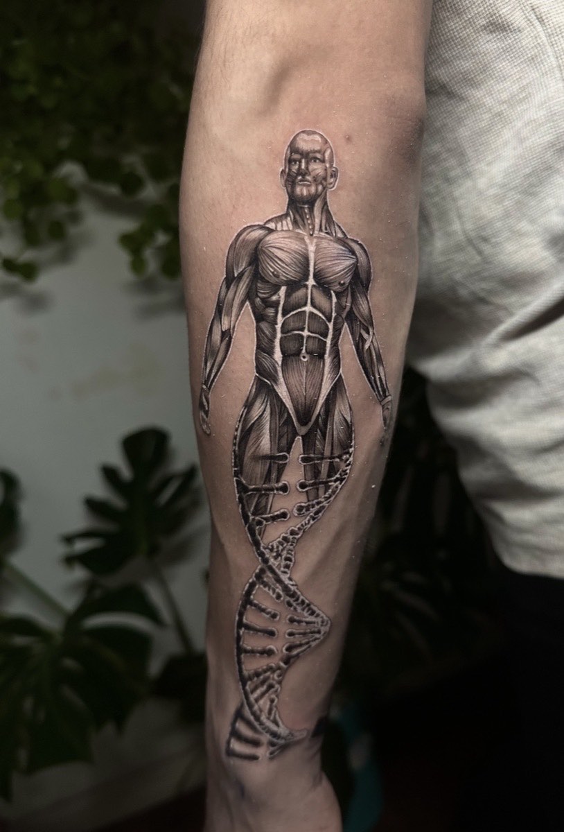 Tatuaje realismo black and grey terminado, brazo, tatuador Viña del Mar