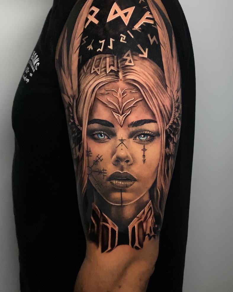Tatuaje realismo black and grey retrato de guerrera con runas nórdicas