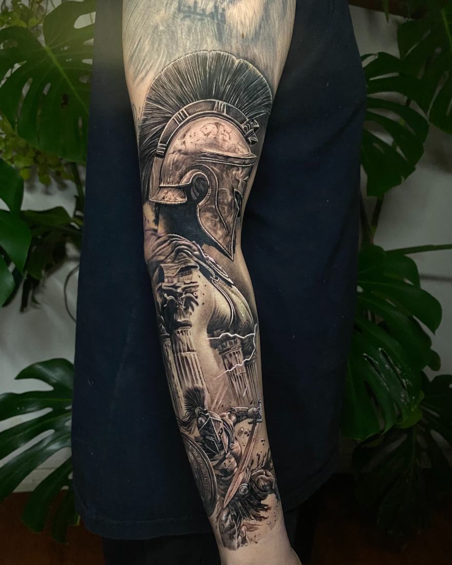 Tatuaje realismo black and grey casco espartano y ruinas griegas