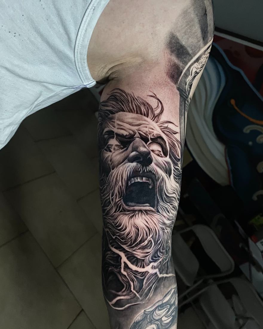 Tatuaje realismo black and grey Zeus, rayos y tormenta